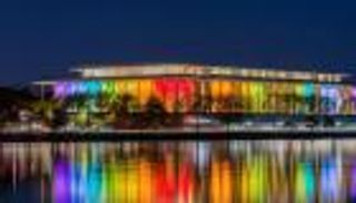 ترامب يطلق اسمه على أشهر مركز ثقافي في واشنطن