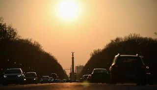 سيارات في شارع 17 يونيو وسط برلين