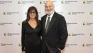 الطب الشرعي يحدد سبب وفاة المخرج روب راينر وزوجته.. والابن متهم بالقتل طعنًا