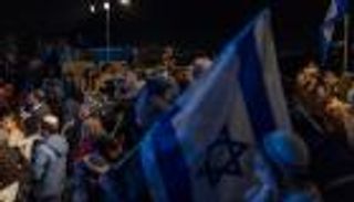 رفعوا الأعلام في مستوطنة سابقة.. اليمين الإسرائيلي يطالب باحتلال غزة