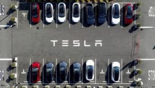 سيارات تسلا في موقف سيارات الشركة في فريمونت، كاليفورنيا
