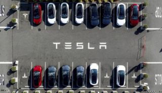 سيارات تسلا في موقف سيارات الشركة في فريمونت، كاليفورنيا