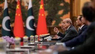 رئيس الوزراء الباكستاني خلال لقاء سابق مع الرئيس الصيني 