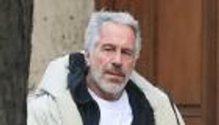 تفاصيل صادمة من ملف إبستين.. كان يُجبرني على التحدث مع سياسيين وأمراء