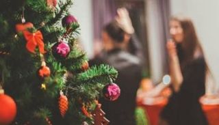 إطلالات أنيقة لموسم الأعياد