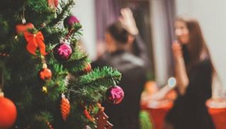 إطلالات أنيقة لموسم الأعياد