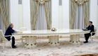 ماكرون وبوتين.. من يخطو أولا على خط النار الأوكرانية؟