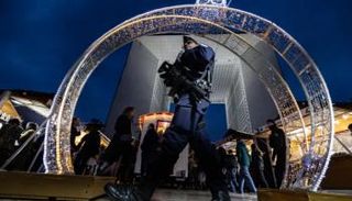 قوات فرنسية خلال تأمين سوق لعيد الميلاد