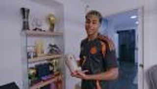 بقميص لويس دياز.. لامين يامال يقتحم عالم اليوتيوب (فيديو)