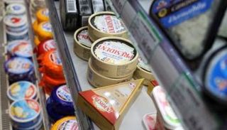 منتجات الجبن في قسم الألبان في أحد المتاجر الكبرى في بكين