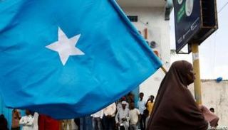 امرأة صومالية ترفع علم بلادها