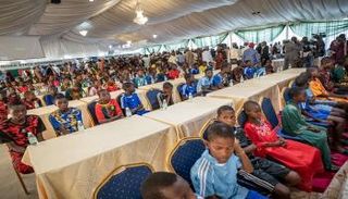 تلاميذ مدارس محررون خلال استقبال في مقر حاكم ولاية النيجر