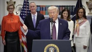 دونالد ترامب برفقة المسئولين عن شركات الأدوية الكبرى