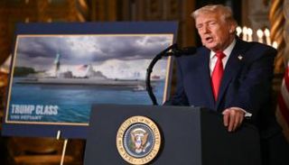 دونالد ترامب يعرض نموذجا للبارجة