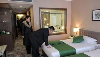 كيم جونغ أون يتفقد المنتجع رفقة ابنته