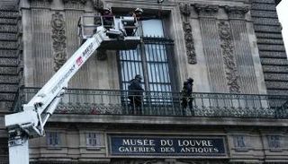 متحف اللوفر يشدد الإجراءات الأمنية