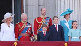 الملك تشارلز يتوسط زوجته كاميلا وابنه ويليام وعائلته