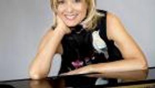 هيلين ميرسييه زوجة الملياردير برنار أرنو تشعل مسرح باريس إلى جانب جيمس