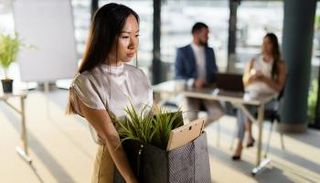 تسريح العمالة بسبب الذكاء الاصطناعي