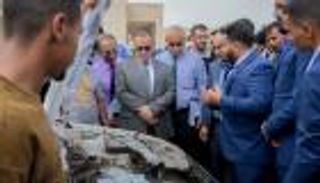 شباب يمنيون يحولون سيارة تعمل بالبنزين إلى &laquo;كهربائية صديقة للبيئة&raquo;