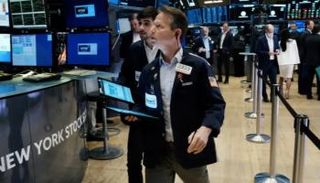 نظرات الترقب تبدو من داخل بورصة نيويورك