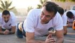 رسائل الصور.. ماكرون يستعرض &laquo;لياقته السياسية&raquo; 