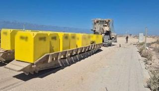 جانب من وضع علامات "الخط الأصفر" في غزة