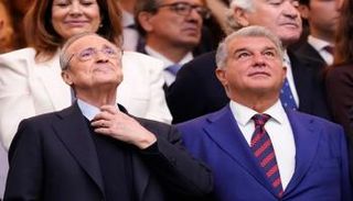 فلورنتينو بيريز رئيس ريال مدريد مع خوان لابورتا نظيره في برشلونة