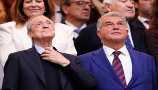 فلورنتينو بيريز رئيس ريال مدريد مع خوان لابورتا نظيره في برشلونة