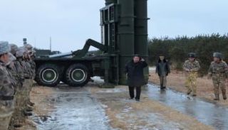 كيم يتفقد الصاروخ قبل إطلاقه