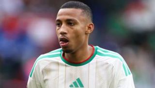 بلغالي مدافع منتخب الجزائر