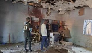 أشخاص يتفقذون موقع التفجير بالمسجد