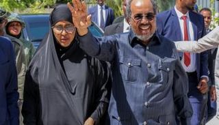 الرئيس الصومالي حسن شيخ محمود يدلي بصوته في مقديشو