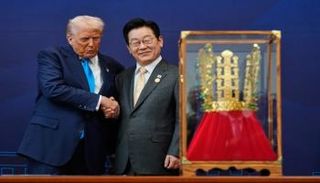 ترامب ورئيس كوريا الجنوبية ميونغ أثناء تسلمه التاج الذهبي 