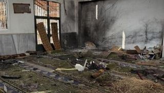 آثار التفجير في المسجد - (سانا)