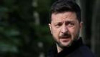 قبل لقاء ترامب.. زيلينسكي يناور بالاستفتاء لوقف إطلاق النار