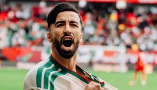 عمورة نجم منتخب الجزائر