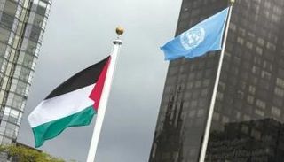 علم فلسطين إلى جانب علم الأمم المتحجة في نيويورك