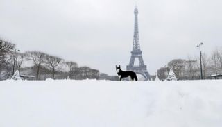 الثلوج تعرقل حركة القطارات السريعة في باريس