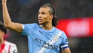 ناثان آكي مدافع مانشستر سيتي