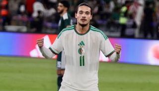 حاج موسى لاعب منتخب الجزائر