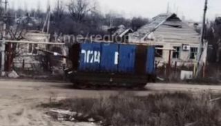 دبابة روسية تم تدريعها بحاوية شحن - صورة متداولة