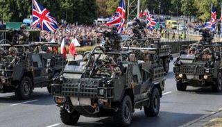 آليات بريطانية تقل جنودا - أرشيفية