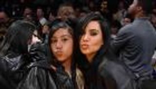 أسنان نورث ابنة كيم كارداشيان مرصعة بالألماس