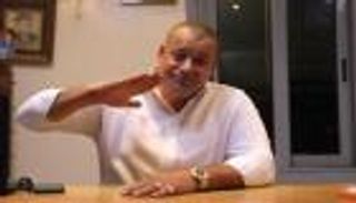 مصر.. شقيق ناصر البرنس يفترش الشارع بعد خروجه من المستشفى