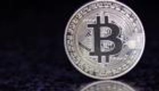 بيتكوين تهزّ ثقة الأسواق وتربك الشركات.. فقاعة تتآكل أم اختبار قاسٍ؟