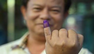 ناخب أدلى بصوته في الانتخابات