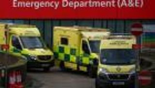 كذبة إجازة تنهي المسيرة.. شطب مسعفة بريطانية بعد ادعاء مرض شقيقتها