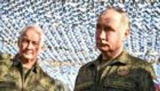 بوتين على الجبهة بالزي العسكري.. &laquo;رسالة حاسمة&raquo; قبل قمة ترامب وزيلينسكي