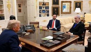 دونالد ترامب وأمامه جي دي فانس (يسار) وبنيامين نتنياهو (يمين)